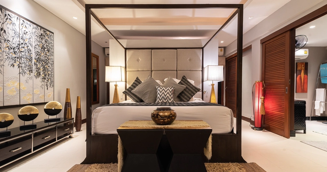 Samui Beachfront Villa Chi - bedroom 1 with ensuite bathroom