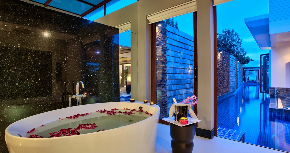 Samui Beachfront Villa Chi - bathtub with pool view