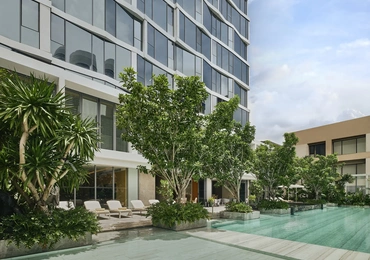 Scope Langsuan ultraluxury Bangkok condo - swimming pool