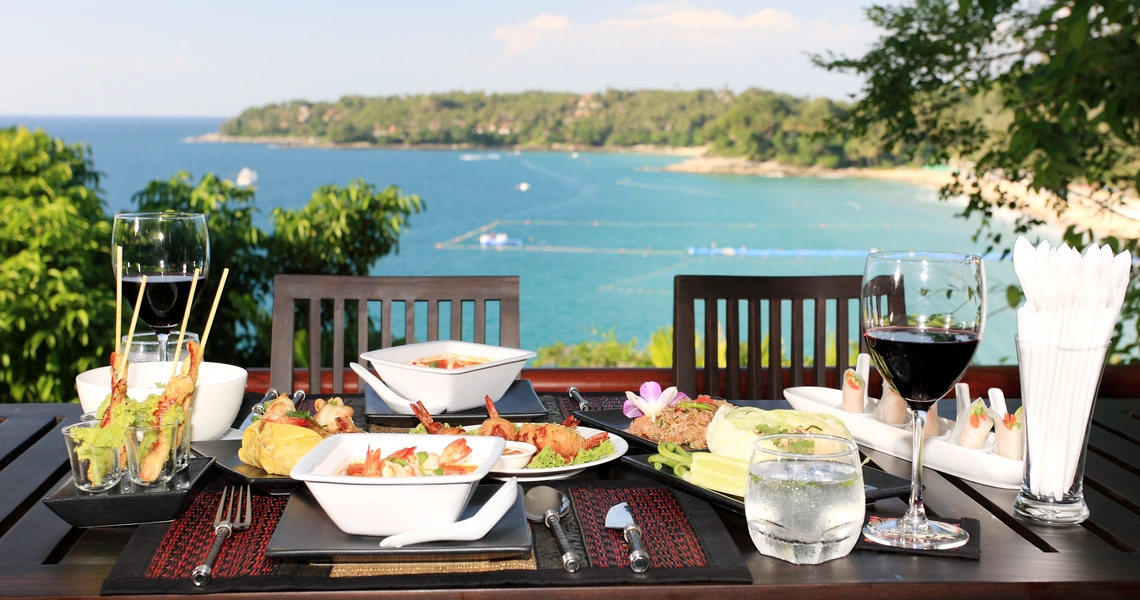 Stunning sea view villa in an exclusive Surin Beach - Dinning table
