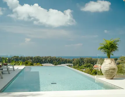 Vista del Mar Phuket - swimming pool overlooking the beach