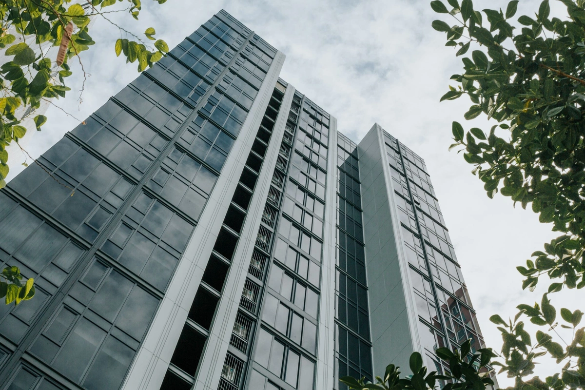 Hyde Heritage Thonglor Bangkok luxury condo - building exterior from the street