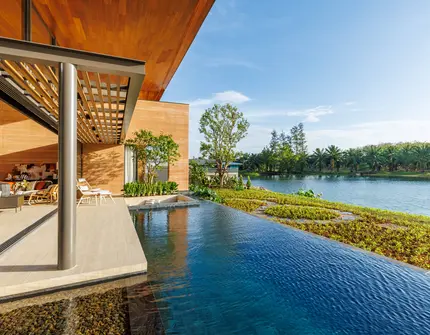 SERRANA Lakefront- pool