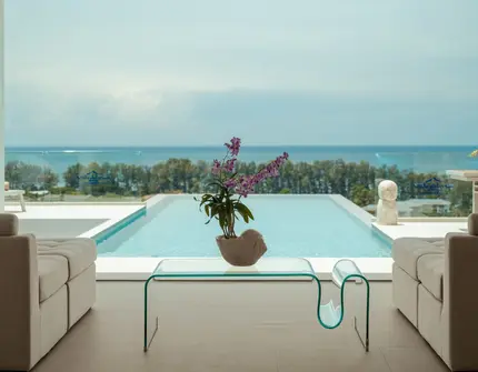 Vista del Mar Phuket - swimming pool and sea view