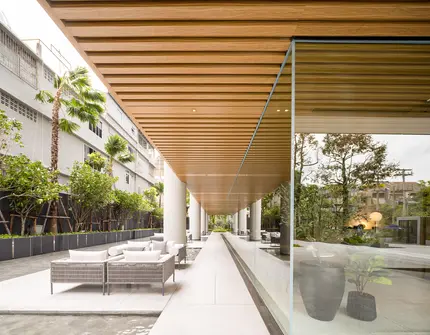 Tait Sathorn  12 Luxury Bangkok Condominium Outdoor Lobby