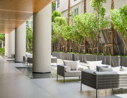 Tait Sathorn  12 Luxury Bangkok Condominium Outdoor Lobby