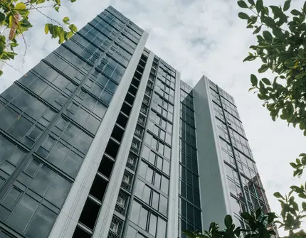 Hyde Heritage Thonglor Bangkok luxury condo - building exterior from the street