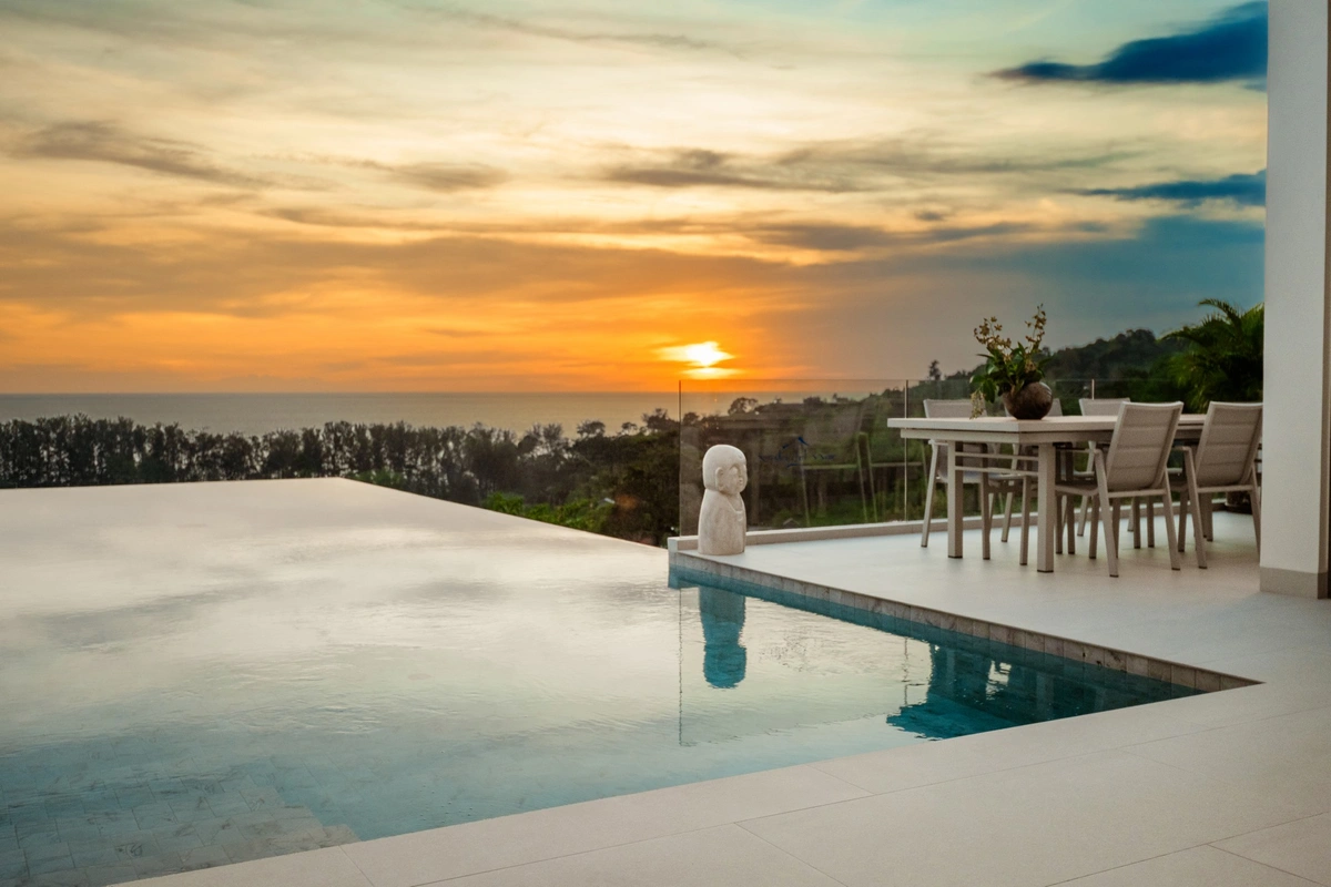Vista del Mar Phuket - sunset, statue and the sea