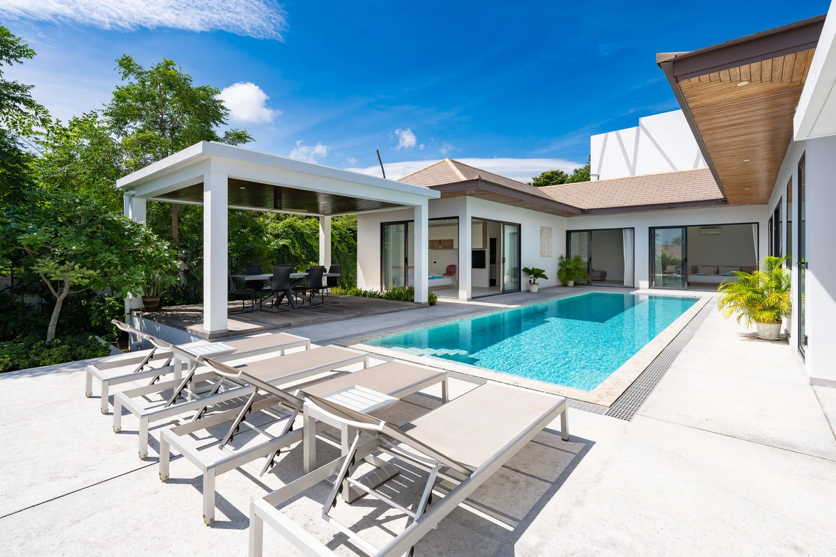 Hideway Villa Samui - sunbeds overlooking the pool