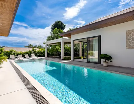 Hideway Villa Samui - pool and wall decor