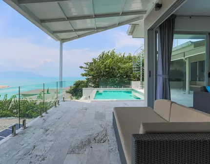 Bayside BB3 ducke with pool and sea view