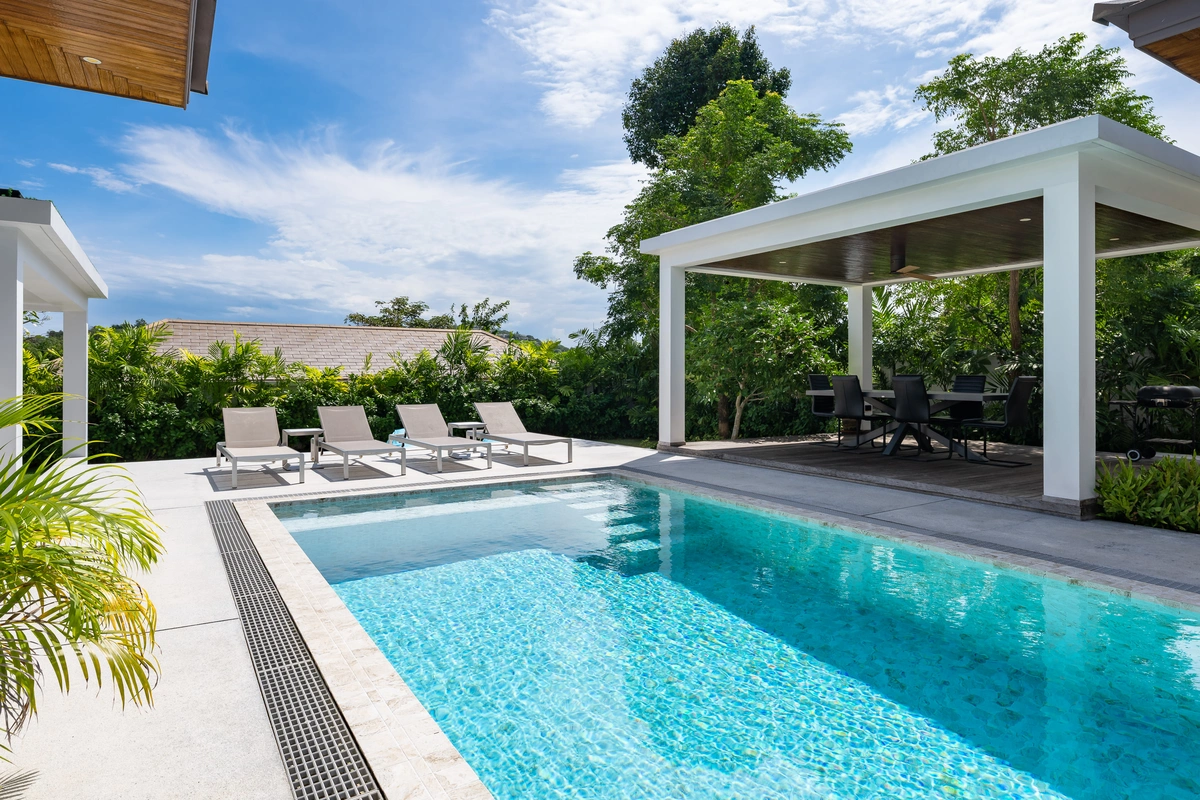 Hideway Villa Samui - pool, sala and deck with sunbeds