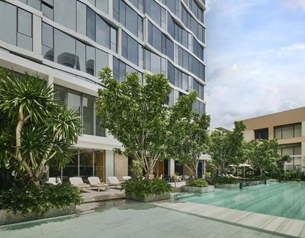 Scope Langsuan ultraluxury Bangkok condo - swimming pool