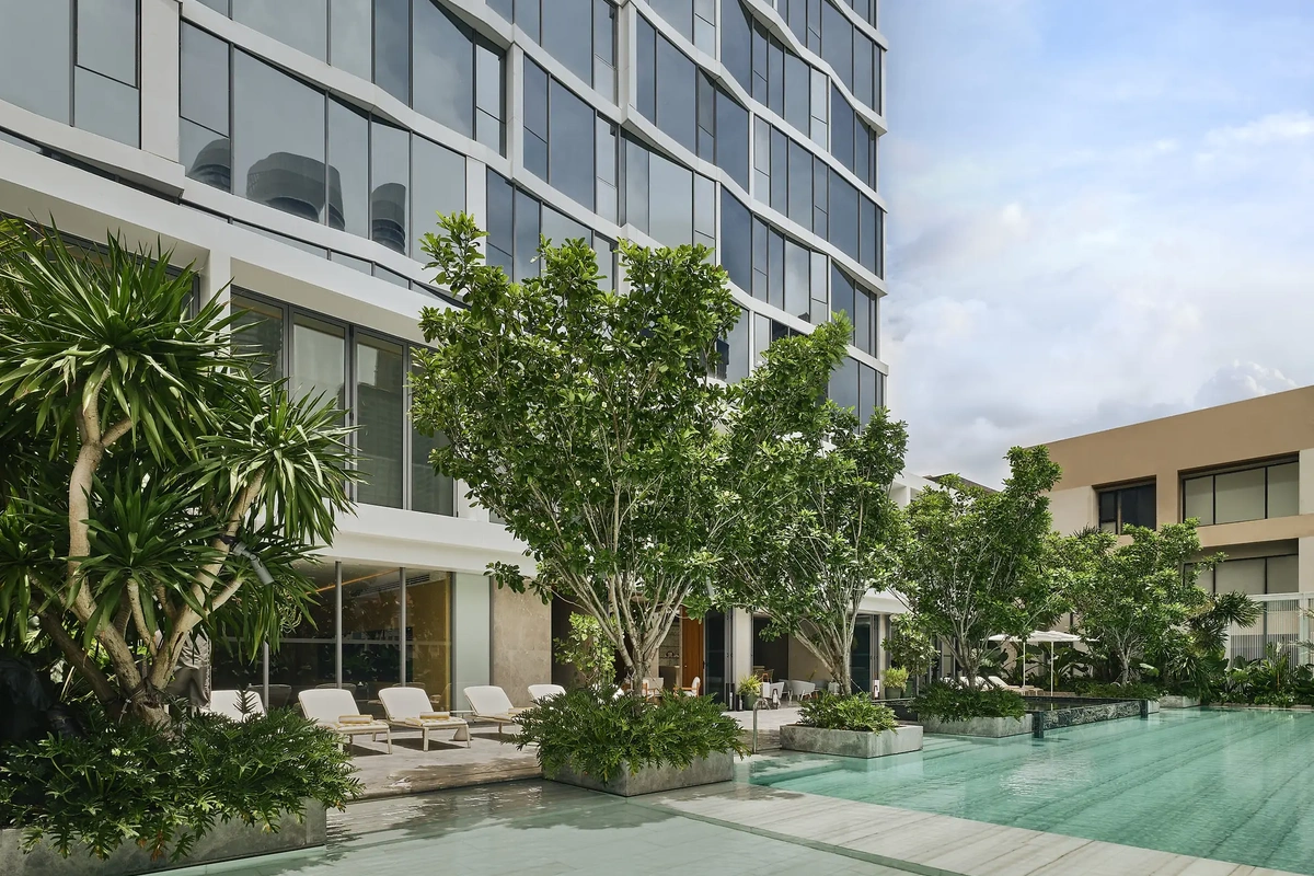 Scope Langsuan ultraluxury Bangkok condo - swimming pool