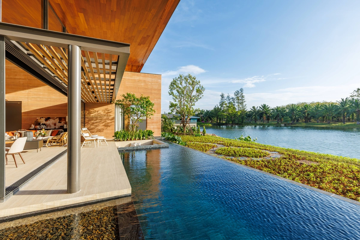 SERRANA Lakefront- pool