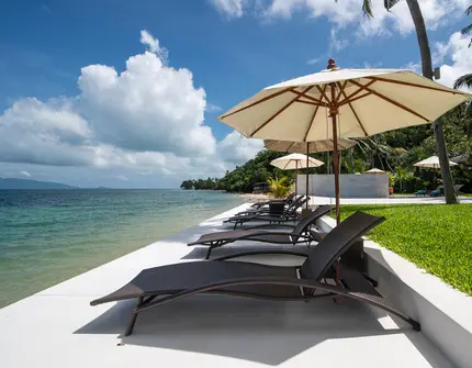 Samui Beachfront Villa Chi - beach sun deck